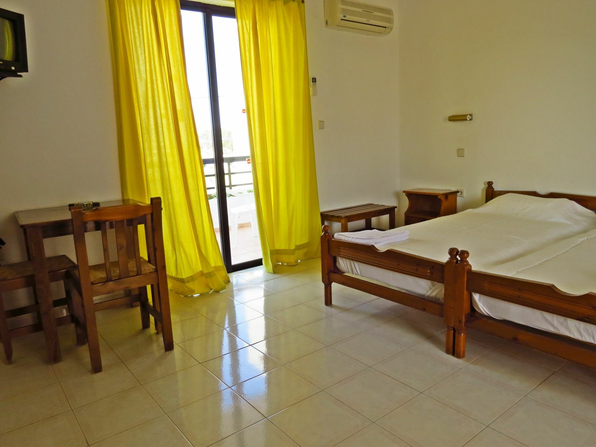 Debby Apartments Ialysos  Esterno foto