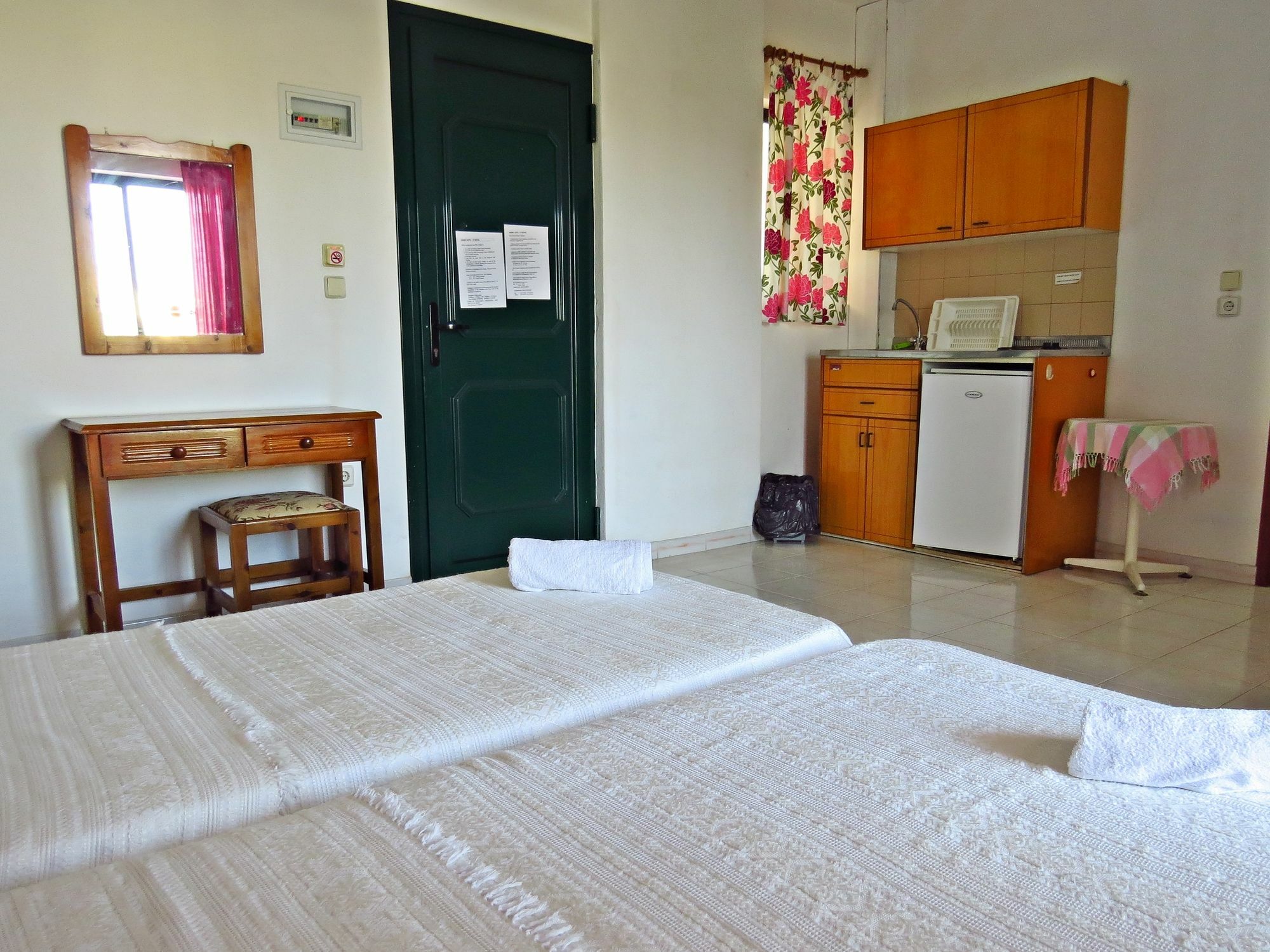 Debby Apartments Ialysos  Esterno foto