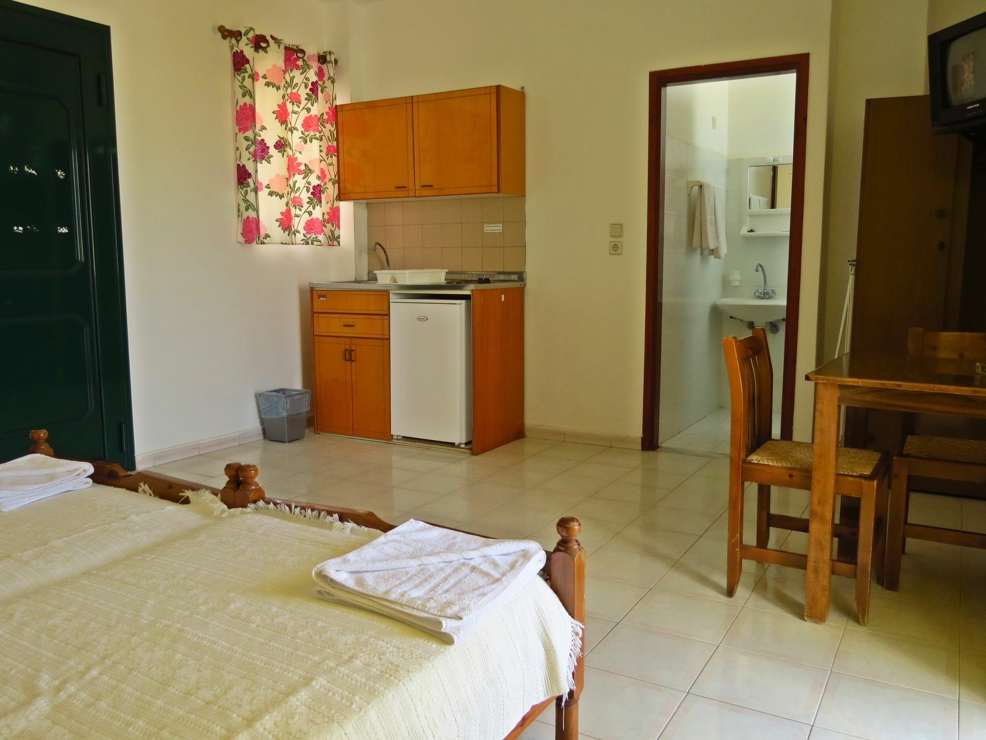 Debby Apartments Ialysos  Esterno foto