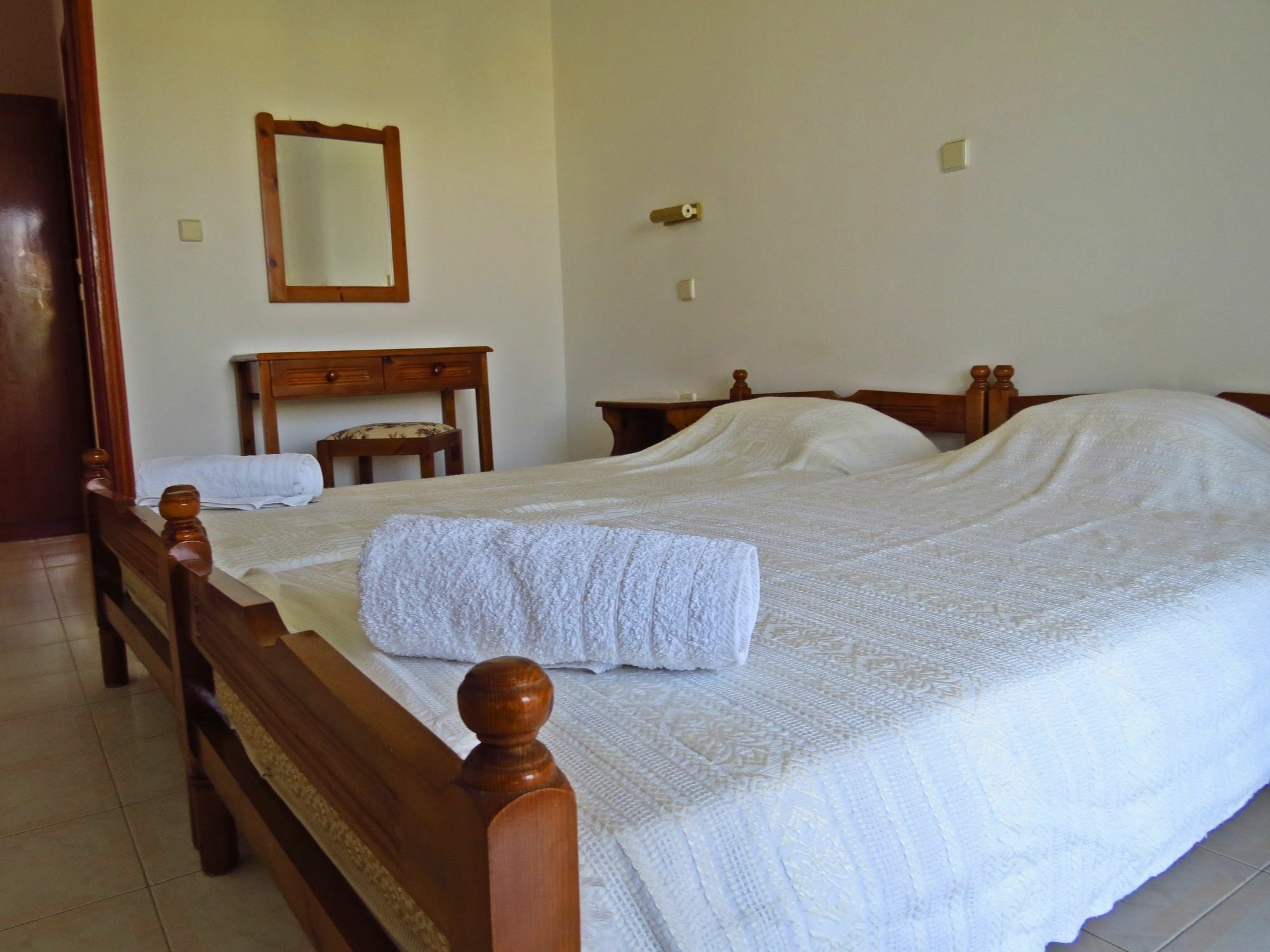 Debby Apartments Ialysos  Esterno foto